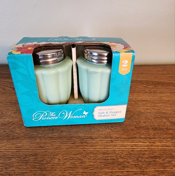 Pioneer Woman Salt And Pepper Shakers - Picture 1 of 4